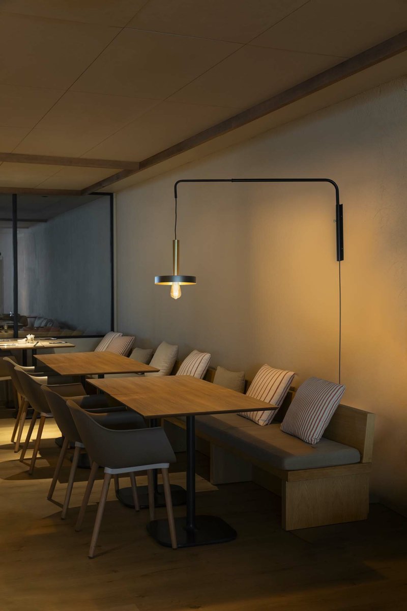 Whizz 70cm Svart vegglampe Fra Faro Barcelona - Whizz er en designserie av Christoph Friedrich Wagner som kombinerer moderne estetikk med eksklusive materialvalg.
