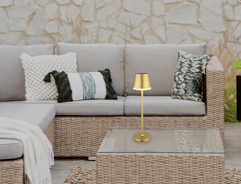 Bordslampa LED Gull solcellelampe Fra Globo Lighting - Den diskreta designen sm&auml;lter in i alla milj&ouml;er och med IP44-klassning &auml;r den t&aring;lig mot v&auml;der och vind.