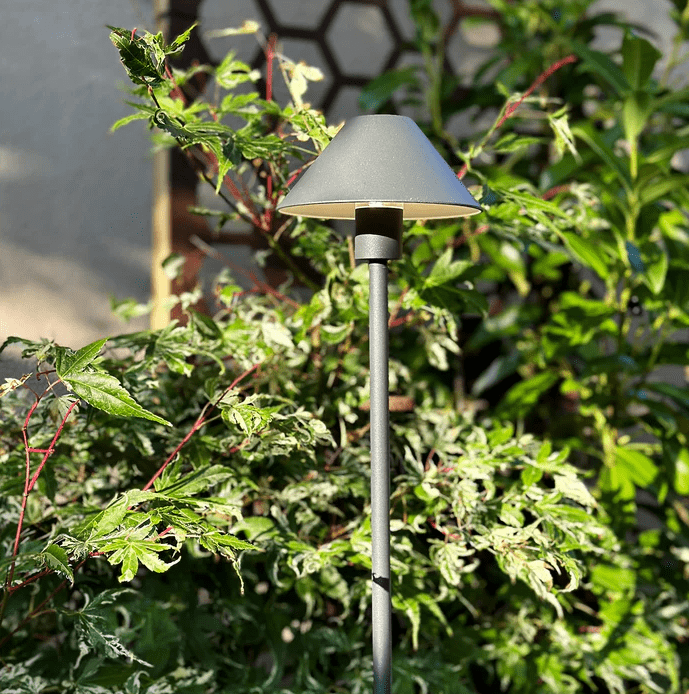 Apollo Flex Mørk grå Fra Lightson - Apollo Flex &auml;r perfekt f&ouml;r dig som &auml;lskar skandinavisk design och letar efter en n&auml;ttare lampa till din kruka, rabatt eller g&aring;ng.