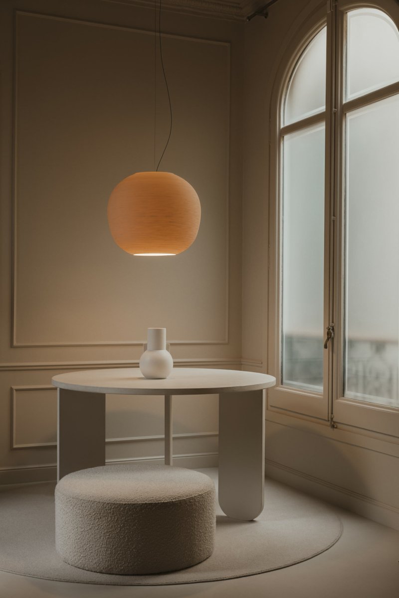 Tierra Ø50 Beige Taklampe Fra Faro Barcelona - Skjermen er laget av PLA og resirkulert furucellulose, noe som gir en levende tekstur med en h&aring;ndlaget f&oslash;lelse.