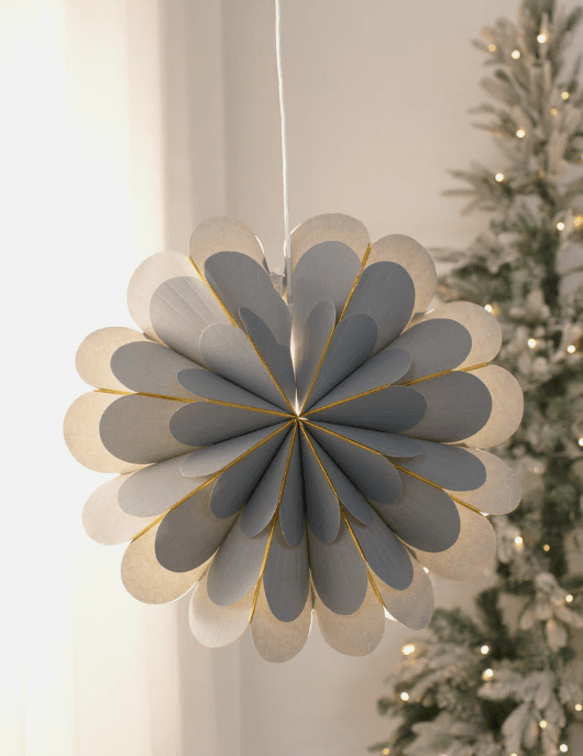 Marigold Ø45 Grå Fra Markslöjd - Marigold gir et subtilt, harmonisk lys som lyser opp rommet og skaper en avslappet og stilig atmosf&aelig;re i julen.