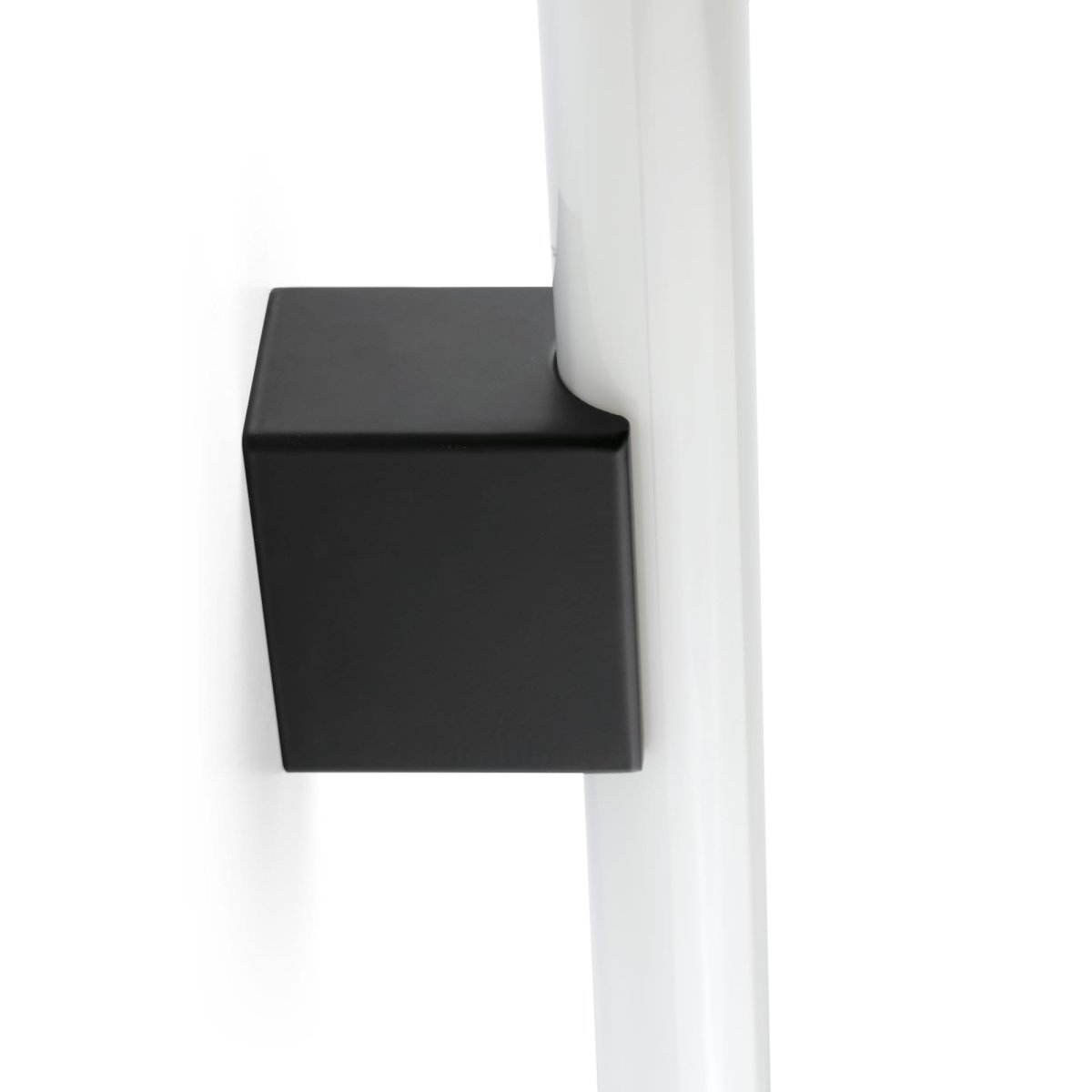 Calma 50cm Svart baderomslampe Fra Faro Barcelona - Calma er en vegglampe i svart utf&oslash;relse, perfekt for generell belysning i f.