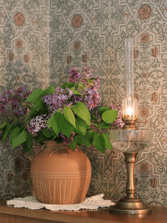 Kerosene table lamp Gull/messing Fra Strömshaga - Fantastisk parafinlampe p&aring; sokkel med brenner og sokkel i metall med antikk messing finish, oljehus i klart glass med etset m&oslash;nster.