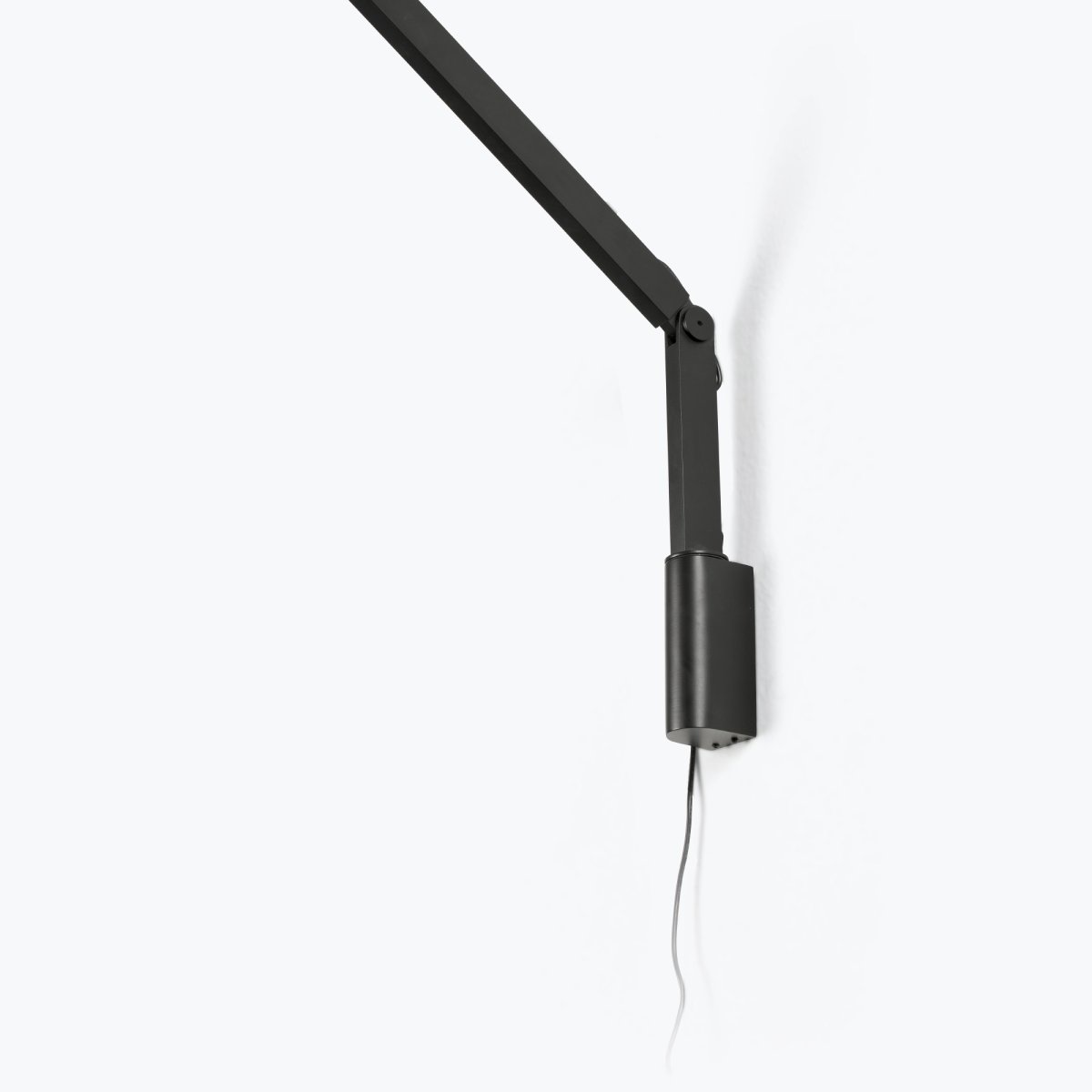 Inviting 86cm Svart vegglampe Fra Faro Barcelona - Inviting er en svart vegglampe med justerbar arm, designet for &aring; gi optimal lyskomfort n&aring;r du leser, jobber eller studerer.
