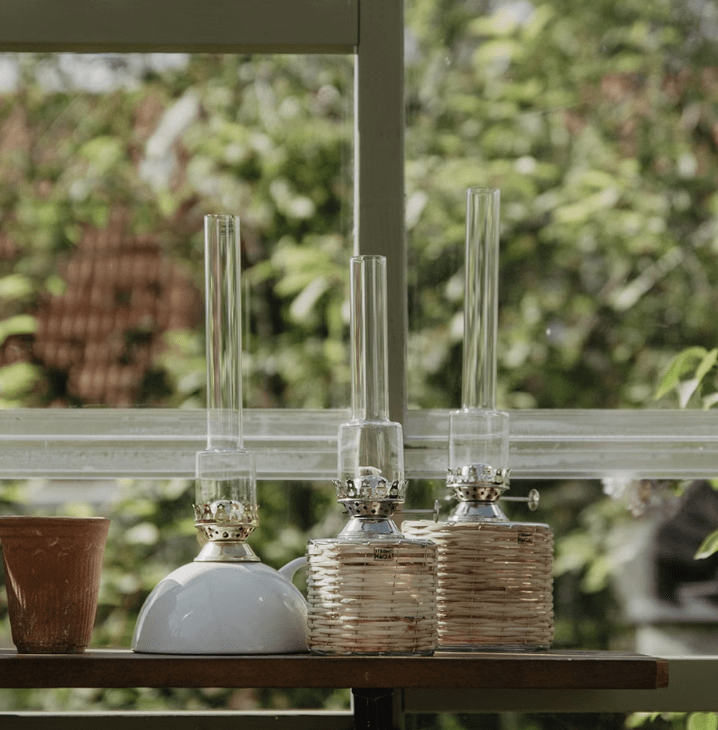 Basket-style kerosene lamp small Brun Fra Strömshaga - Rett parafinlampe i glass og flettet kurv og brenner i nikkel.