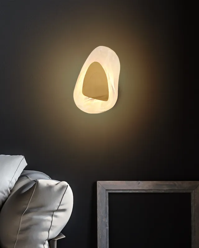 Dorsey 32cm Gull vegglampe Fra Globo Lighting - Dorsey v&auml;gglampa f&ouml;rtrollar med sin unika molnformade design och skapar en harmonisk atmosf&auml;r i varje rum.