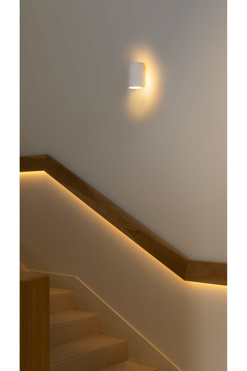 Sole 10cm Hvit vegglampe Fra Faro Barcelona - Den er tilgjengelig i to st&oslash;rrelser og kan gi lys i &eacute;n eller to retninger, noe som gj&oslash;r den ideell for ganger, trapper og mindre rom.