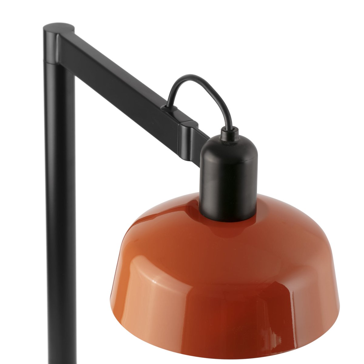 Tatawin 58cm Rød-oransje skrivebordslampe Fra Faro Barcelona - Tatawin er en bordlampe med svart struktur og en rødoransje metallskjerm som gir et rettet, fokusert lys.