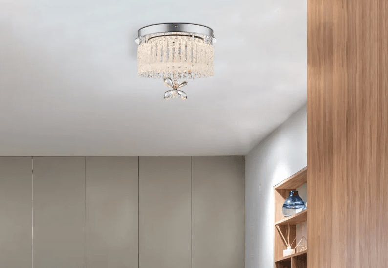 Mathilda Ø28 Krom krystall Fra Globo Lighting - Det runde designet kombinerer en kromfarget base med hengende glassstenger og en stor blomsterformet krystall som blir rommets blikkfang.