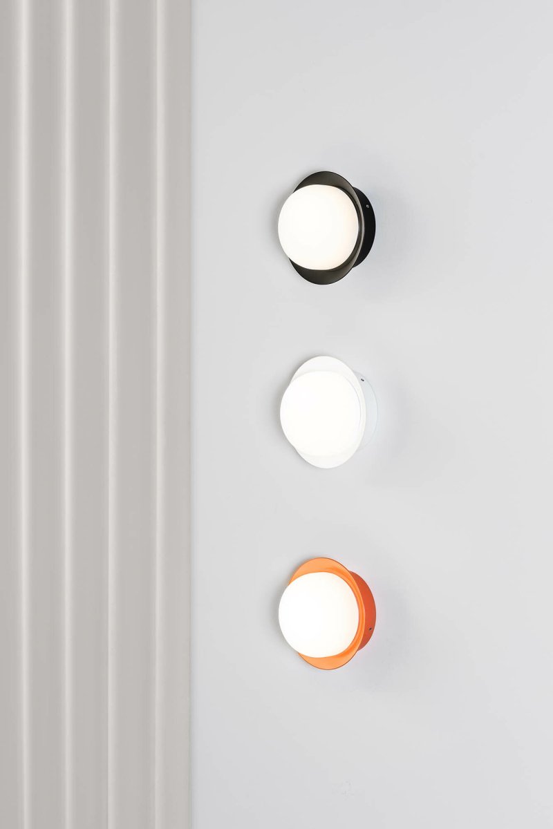 May Ø12 Svart baderomslampe Fra Faro Barcelona - May er en rund og stilig lampe designet av Faro Lab, som kan monteres b&aring;de p&aring; veggen og i taket.