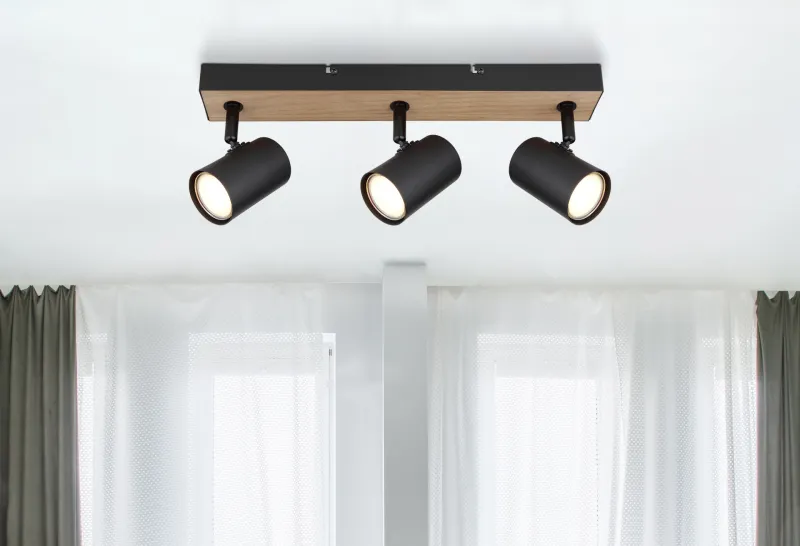 Robby 4 Natur spotlight Fra Globo Lighting - Robby &auml;r en&nbsp;stilren&nbsp;takspotlight som imponerar med sin eleganta design i mattsvart metall och MDF i tr&auml;-look.
