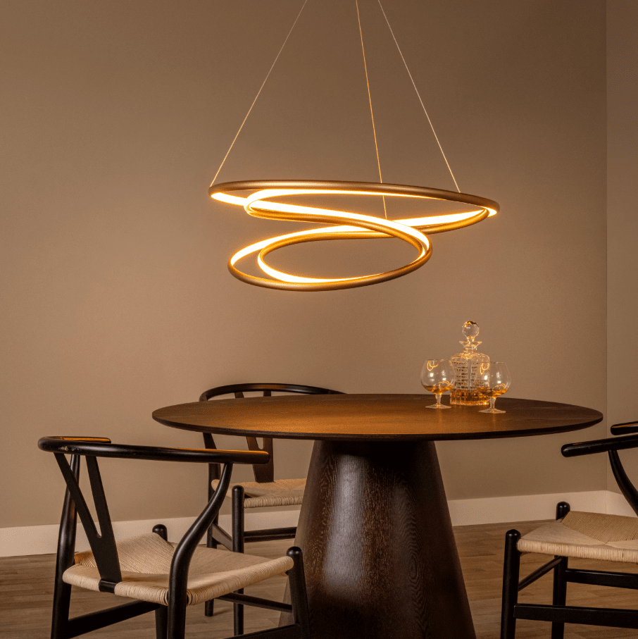 Sardana Ø80 Matt gull Taklampe Fra Lucide - Den integrerte LED-belysningen på 74 W sprer et varmt hvitt lys (2700 K) som er fullt dimbar, noe som gjør det enkelt å skape den rette atmosfæren over spisebordet eller i stuen.