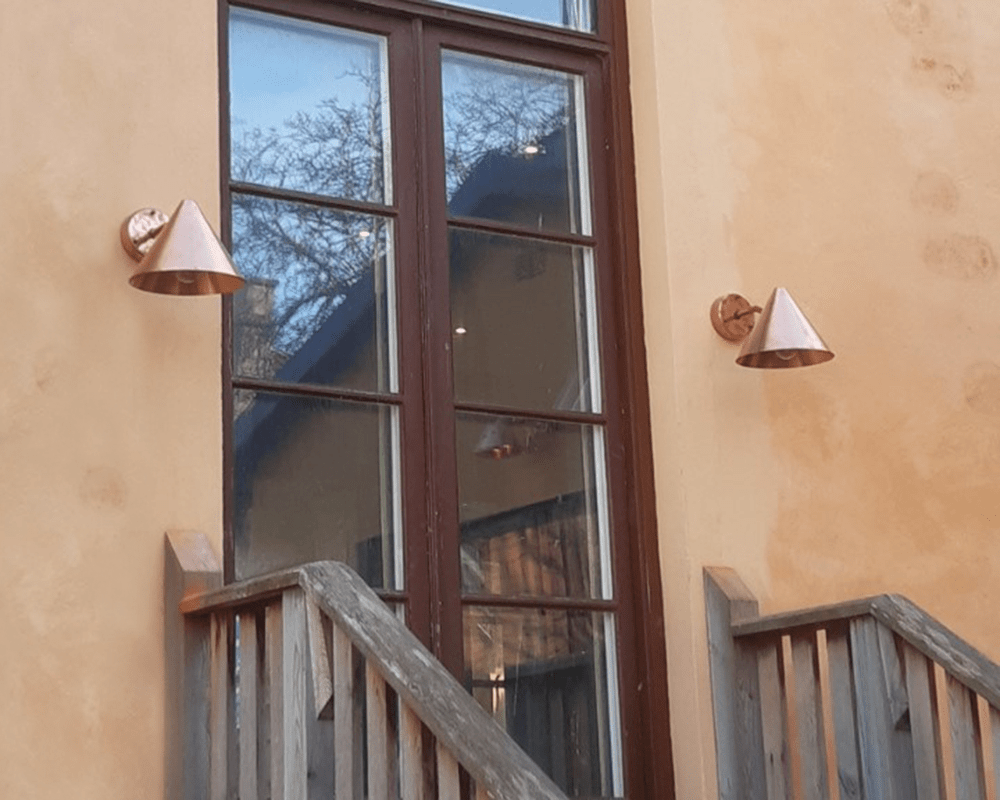 Tratt Rå kobber utendørslampe Fra Westal - Tratt vegglampe er en nedovervendt veggarmatur med et allround lysm&oslash;nster, laget av r&oslash;dt kobber for ekstra holdbarhet og lang levetid.