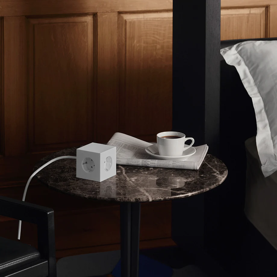 Square 1 with 30W Dual USBC & Magnetic base, 3m, Martinelli Luce edition Hvit Fra Avolt - Styreskinne fra Avolt med et stilig design med lang PVC-ledning, en kube laget av resirkulert plast og en magnetisk plate i bunnen slik at den kan henges p&aring; veggen.