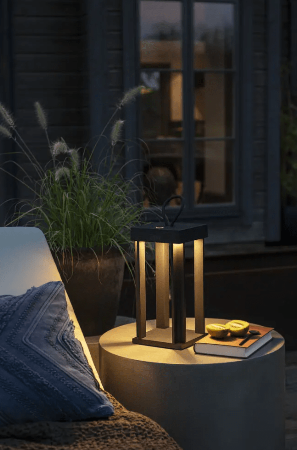 Cannes 42cm Svart bærbar Fra Konstsmide - Lampen er utstyrt med en berøringsdimmer slik at du kan justere lysstyrke og fargetemperatur.
