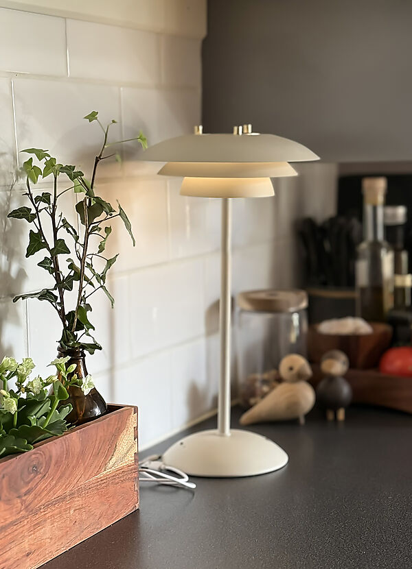 Epsilon 37cm Beige bærbar Fra Aneta Lighting - Epsilon er en elegant, b&aelig;rbar bordlampe for innend&oslash;rs bruk med tidl&oslash;st design og en ber&oslash;ringsdimmer diskret plassert p&aring; basen.