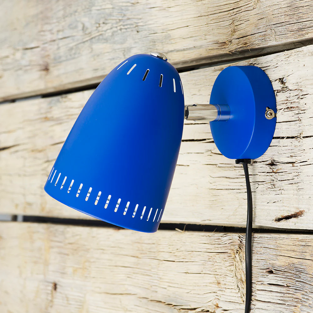 Dynamo Blå leselampe Fra Superliving - Enkel å montere og passer til alle interiørstiler &ndash; Dynamo er den perfekte kombinasjonen av funksjon og stil.