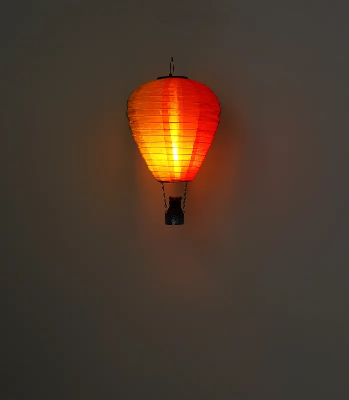 Balloon Flerfarget solcellelampe Fra Globo Lighting - Skapa en lekfull k&auml;nsla i tr&auml;dg&aring;rden med Balloon, en solcellsdriven dekoration inspirerad av en luftballong med en bj&ouml;rn i korgen.