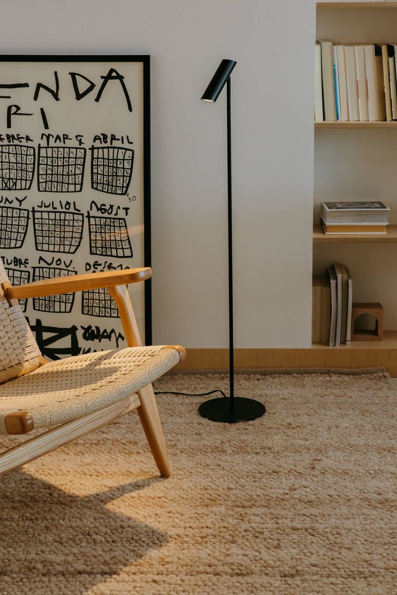 Leo Svart gulvlampe Fra Faro Barcelona - Leo er en svart gulvlampe med integrert LED som kombinerer allsidighet med moderne design.