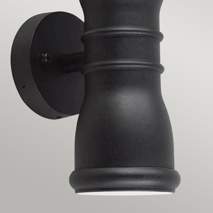 Malvern 23cm Svart utendørslampe Fra Elstead Lighting - Med sin upp- och ned&aring;triktade ljusspridning skapar Malvern en vacker belysningseffekt p&aring; fasaden, perfekt f&ouml;r entr&eacute;er, uteplatser och g&aring;ngv&auml;gar.