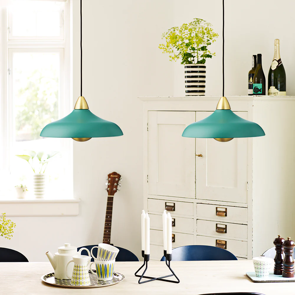 Urban Wide Ø36 Grønn Taklampe Fra Superliving - Nyt hjemmet ditt med den moderne Urban Wide pendellampen, en stilig kombinasjon av matt m&oslash;rkegr&aring; finish og elegante messingdetaljer.
