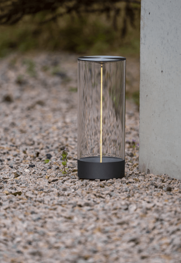 Edison 32cm Antrasitt bærbar Fra Konstsmide - Edison er fulladet på 6 timer med den medfølgende USB-kabelen og kan deretter lyse opptil 9 timer på den medfølgende USB-kabelen.