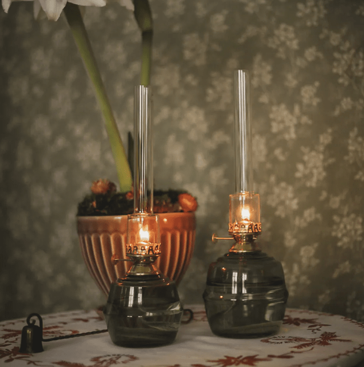 Kerosene Lamp Majken Mid Grønn Fra Strömshaga - Brennere i klart glass og brennere i messing.