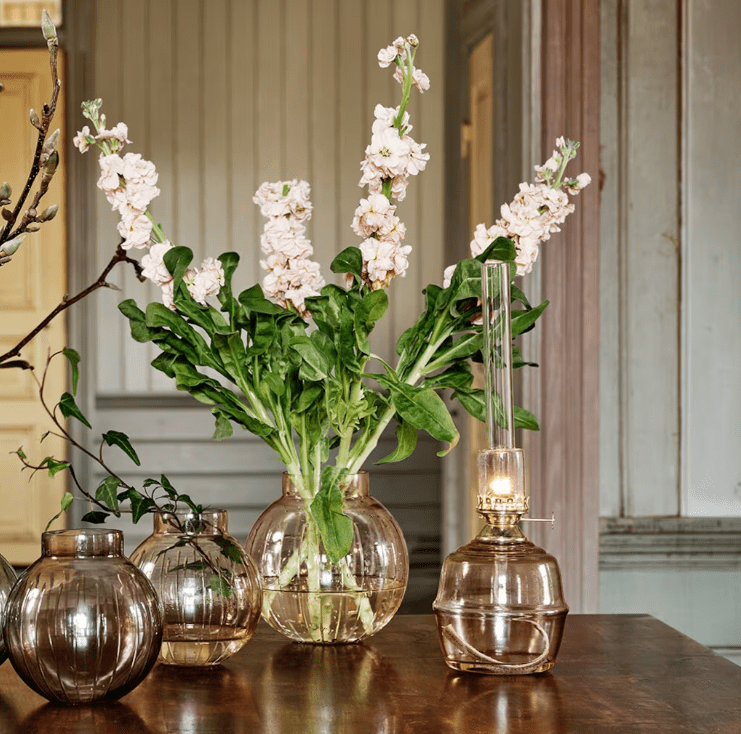 Kerosene Lamp Majken Big Rosa Fra Strömshaga - Brennere i klart glass og brennere i messing.