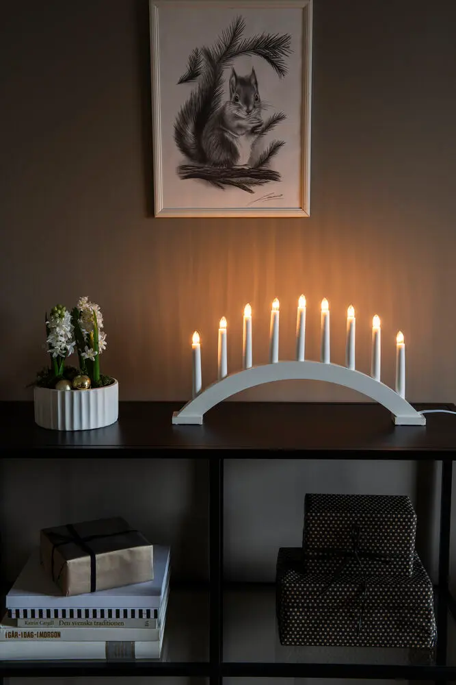 Candelabra 9 Lights Hvit Fra Konstsmide - Spre en myk og varm gl&oslash;d i vinterm&oslash;rket med denne elegante adventslysestaken i hvitlakkert tre.