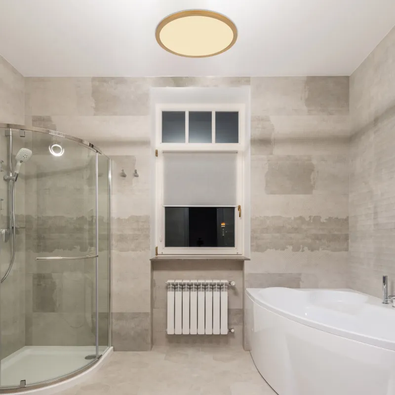 Sapana Ø30 Messing baderomslampe Fra Globo Lighting - Lampan &auml;r tillverkad av matt m&auml;ssingsf&auml;rgad och vit plast, vilket ger ett mjukt och bl&auml;ndfritt ljus.