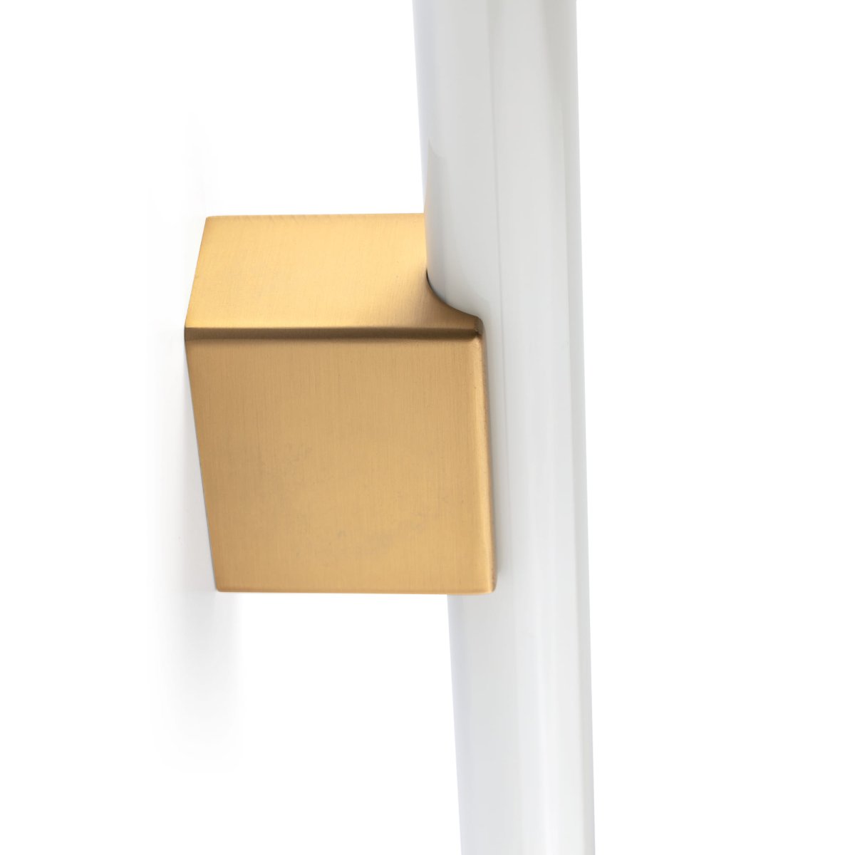 Calma 50cm Gull baderomslampe Fra Faro Barcelona - Calma er en vegglampe i gullfinish, perfekt for generell belysning i f.