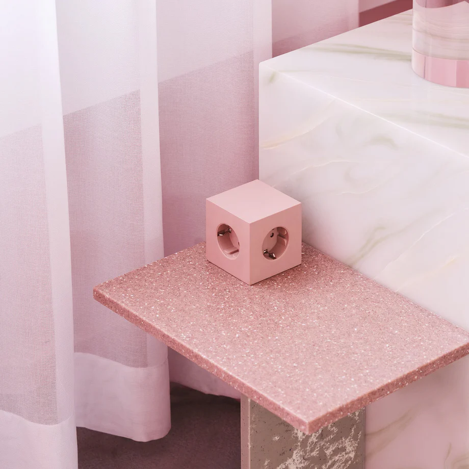 Square 1 with 30W Dual USBC & Magnetic base, 3m Rosa Fra Avolt - Styreskinne fra Avolt med et stilig design med lang PVC-ledning, en kube laget av resirkulert plast og en magnetisk plate i bunnen slik at den kan henges p&aring; veggen.