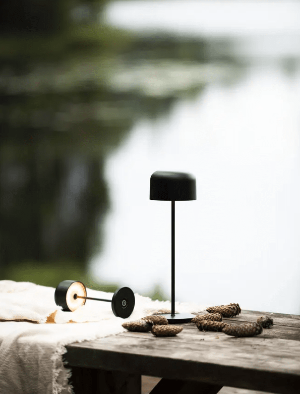 Lille 36cm Svart bærbar Fra Konstsmide - Lampen er utstyrt med en ber&oslash;ringsdimmer slik at du kan justere lysstyrken og fargetemperaturen fra varmt gult til varmt hvitt lys.