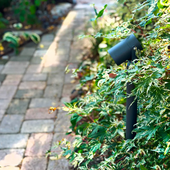 Luna65 Mørk grå Fra Lightson - &nbsp;Under vinterhalv&aring;ret n&auml;r sn&ouml;n t&auml;cker marken &auml;r Luna 65 ett utm&auml;rkt alternativ, eftersom den d&aring; kommer upp ovanf&ouml;r sn&ouml;t&auml;cket och skapar en magisk st&auml;mning i vinterlandskapet.