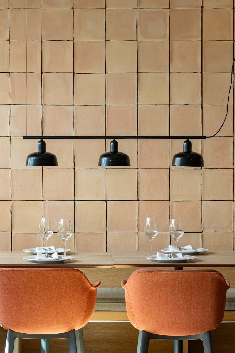 Tatawin 100cm Svart Taklampe Fra Faro Barcelona - En unik og uttrykksfull taklampe som kombinerer kulturell form med moderne design &ndash; perfekt som en i&oslash;ynefallende detalj i alt fra kj&oslash;kken til stue.