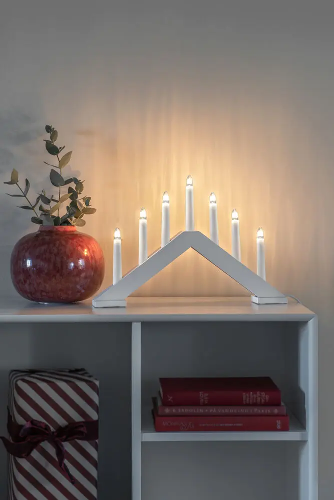 Candelabra 7 Lights Hvit Fra Konstsmide - Gi hjemmet ditt en tidl&oslash;s og stilig julestemning med denne elegante adventslysestaken i hvitlakkert tre.