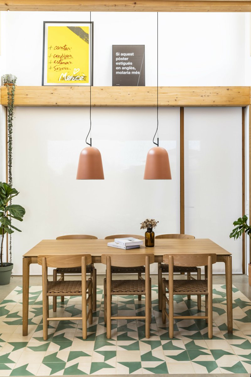 Studio Ø30 Rosa Taklampe Fra Faro Barcelona - Studio er en elegant pendellampe i rosa, designet av Nahtrang med inspirasjon fra de klassiske linjene fra 1950-tallet &ndash; tidl&oslash;s estetikk i en moderne vintage.