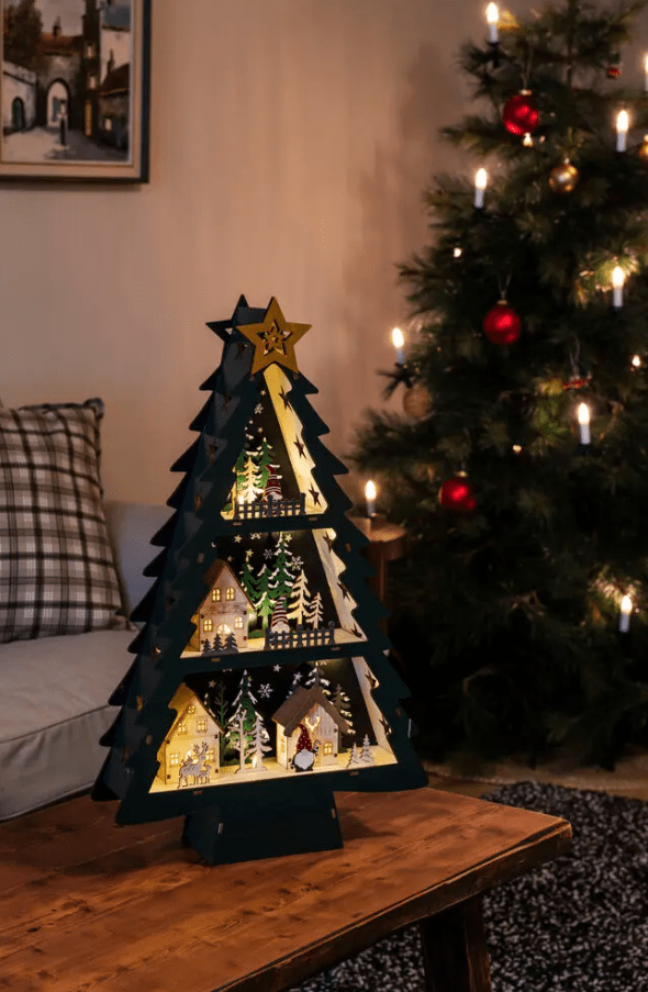 Silhuett Juletre Grønn Fra Konstsmide - Nydelig dekorasjon i form av et juletre helt laget av tre.