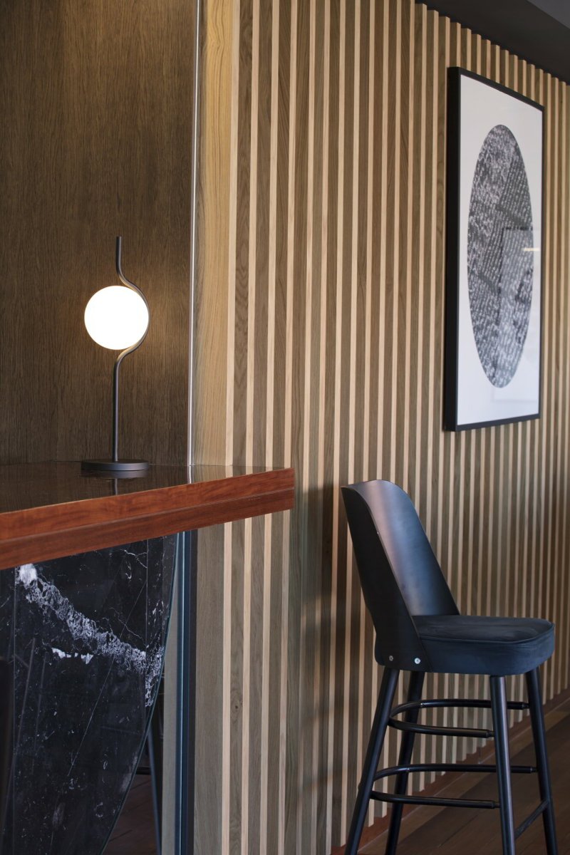 Le Vita 58cm Svart bordlampe Fra Faro Barcelona - Le Vita er en eksklusiv lampeserie designet av Nahtrang, hvor enkelhet og eleganse m&oslash;tes i et tidl&oslash;st design.