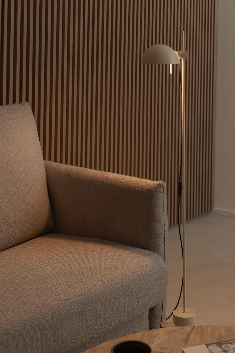 Matilda Beige gulvlampe Fra Faro Barcelona - Matilda er en beige gulvlampe i et stilig, geometrisk design som passer inn i alle typer interi&oslash;r.