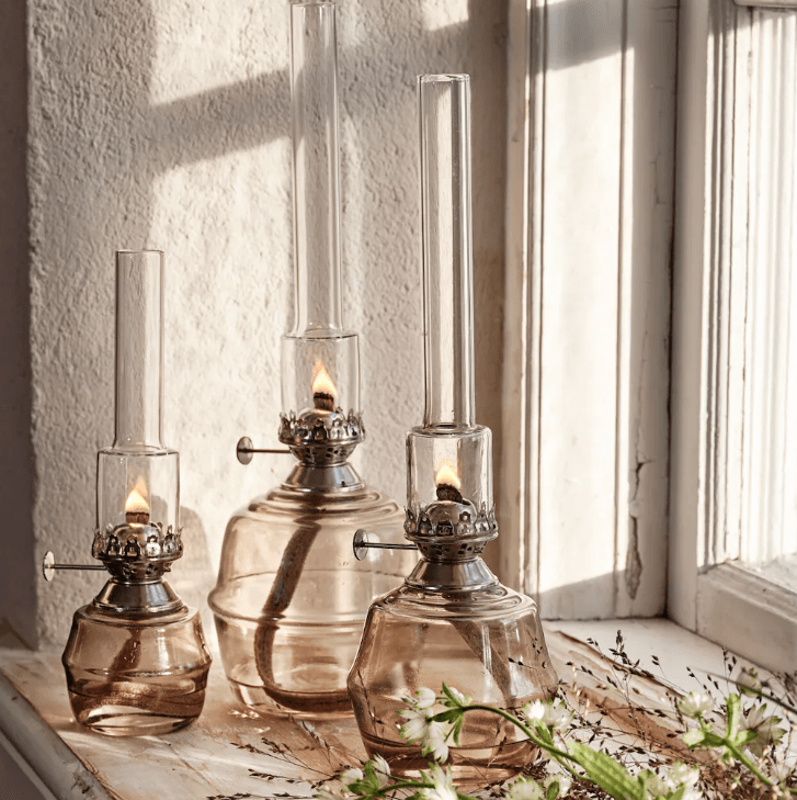 Kerosene Lamp Majken Small Grå Fra Strömshaga - Mindre parafinlampe i farget gr&aring;tt glass som skaper en vakker fargetone men samtidig gir en transparent overflate.