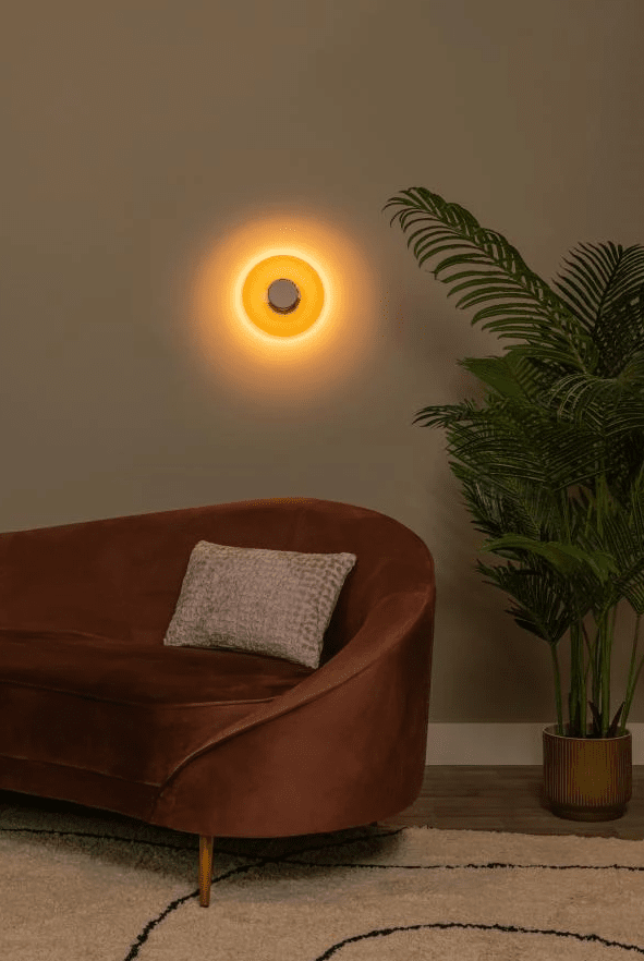 Santiago Ø23 Rav vegglampe Fra Lucide - Santiago er en sofistikert vegglampe i glass og metall med en varm champagnefarge og innslag av m&oslash;rkere rav.