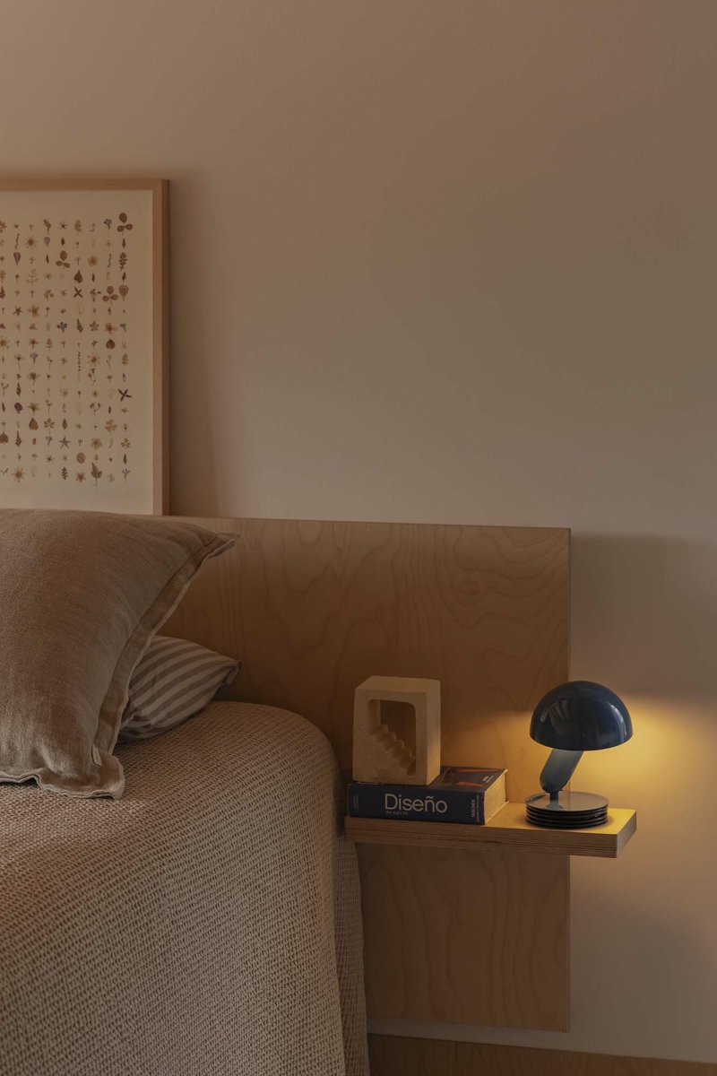 Bela 24cm Blå skrivebordslampe Fra Faro Barcelona - Takket v&aelig;re den smarte klemmefunksjonen kan den enkelt festes til hodegavler, hyller eller skrivebord &ndash; perfekt for b&aring;de arbeid og avslapning.