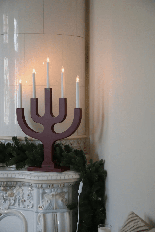 Sapin 5L RØD Fra Markslöjd - Den gener&oslash;se st&oslash;rrelsen gj&oslash;r den til et dekorativt blikkfang, spesielt i st&oslash;rre vinduer der de fem lysene sprer en varm og stemningsfull gl&oslash;d p&aring; m&oslash;rke vinterkvelder.