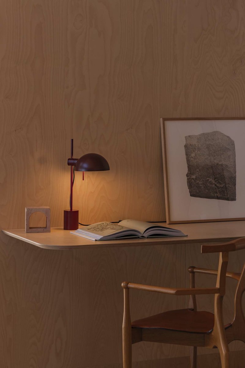 Matilda 43cm Burgunder skrivebordslampe Fra Faro Barcelona - Matilda er en burgunderr&oslash;d bordlampe med et rent, geometrisk design som passer inn i ethvert milj&oslash;.