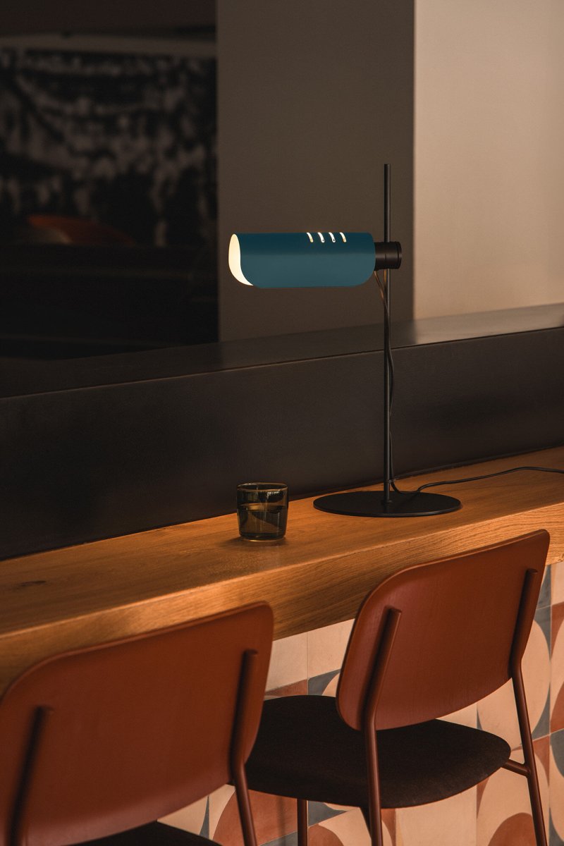 Martinica 53cm Blå skrivebordslampe Fra Faro Barcelona - En lampe som tør å bryte med det strenge og inviterer deg til å leke med lysets uttrykk – både i hjem og offentlige miljøer.