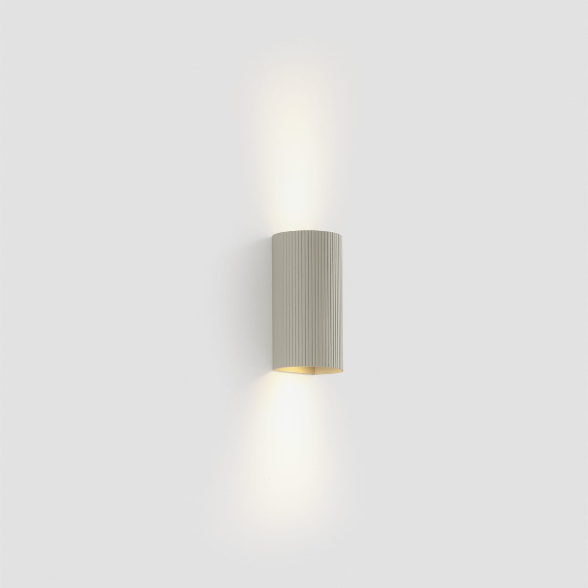 Sole 15cm Grå rillet vegglampe Fra Faro Barcelona - Den er tilgjengelig i to st&oslash;rrelser og kan avgi lys i &eacute;n eller to retninger, noe som gj&oslash;r den ideell for ganger og mindre rom.