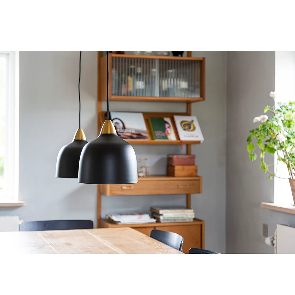 Urban Ø24 Svart Taklampe Fra Superliving - Med sin unike form og materialer av h&oslash;y kvalitet er Urban ikke bare en belysningsl&oslash;sning &ndash; det blir et designikon i interi&oslash;ret ditt.