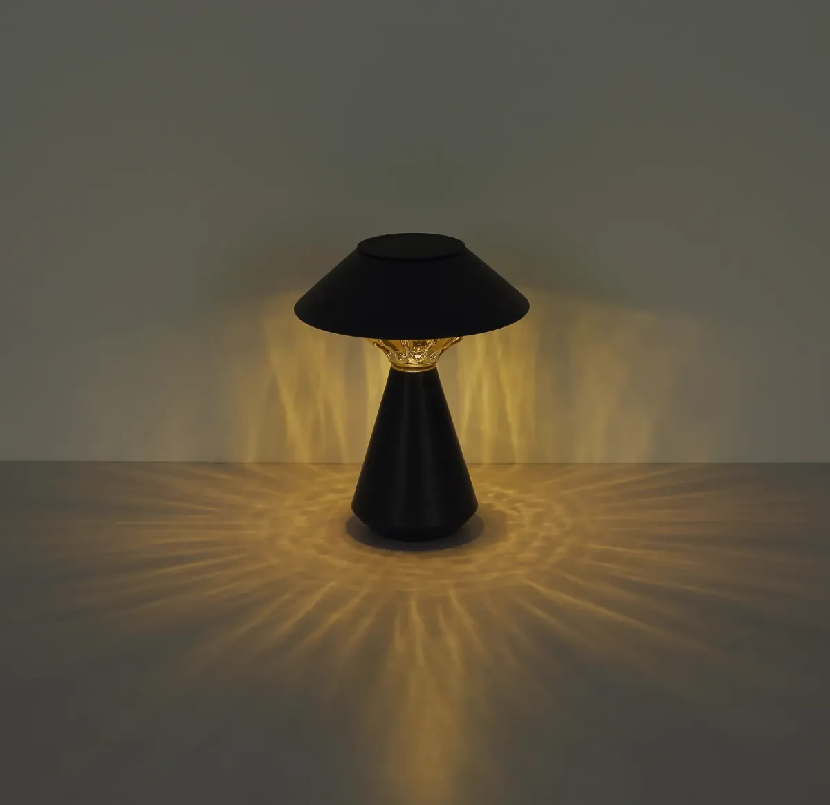 Cup LED Antrasitt solcellelampe Fra Globo Lighting - Den diskreta designen sm&auml;lter in i alla milj&ouml;er och med IP44-klassning &auml;r den t&aring;lig mot v&auml;der och vind.