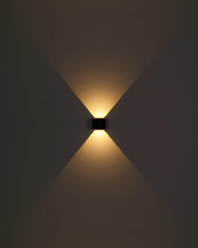 Veronika Svart utendørslampe Fra Globo Lighting - Med sin halvcirkelformade design i matt svart pressgjuten&nbsp;aluminium ger den ett elegant intryck samtidigt som den &auml;r v&auml;dert&aring;lig.